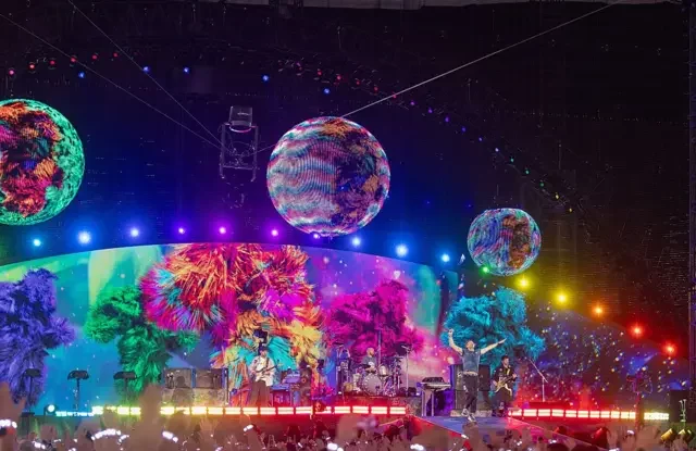Coldplay au sărbătorit încheierea seriei lor record de 10 concerte la Wembley Stadium. 13 milioane de bilete au fost vândute