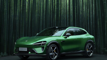 Xiaomi a demontat, copiat și depășit Tesla: Noua mașina chineză a strâns peste 240.000 de precomenzi în 24 de ore