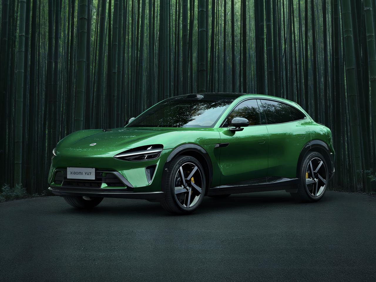 Xiaomi a demontat, copiat și depășit Tesla: Noua mașina chineză a strâns peste 240.000 de precomenzi în 24 de ore