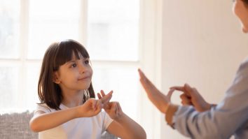 Săptămâna aceasta este dedicată Comunității și Culturii Surzilor din România: „Educația oferită persoanelor surde în România nu este una corectă”