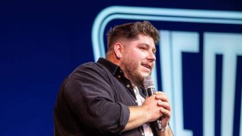 Fericirea vine din relații autentice și momente petrecute cu cei dragi. Andrei Călina, comediant: „Umorul e primul în piramida nevoilor umane”