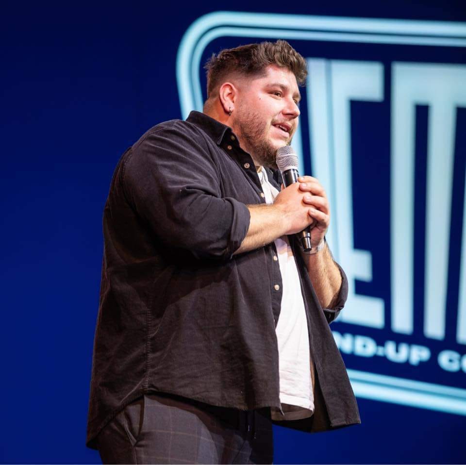 Fericirea vine din relații autentice și momente petrecute cu cei dragi. Andrei Călina, comediant: „Umorul e primul în piramida nevoilor umane”