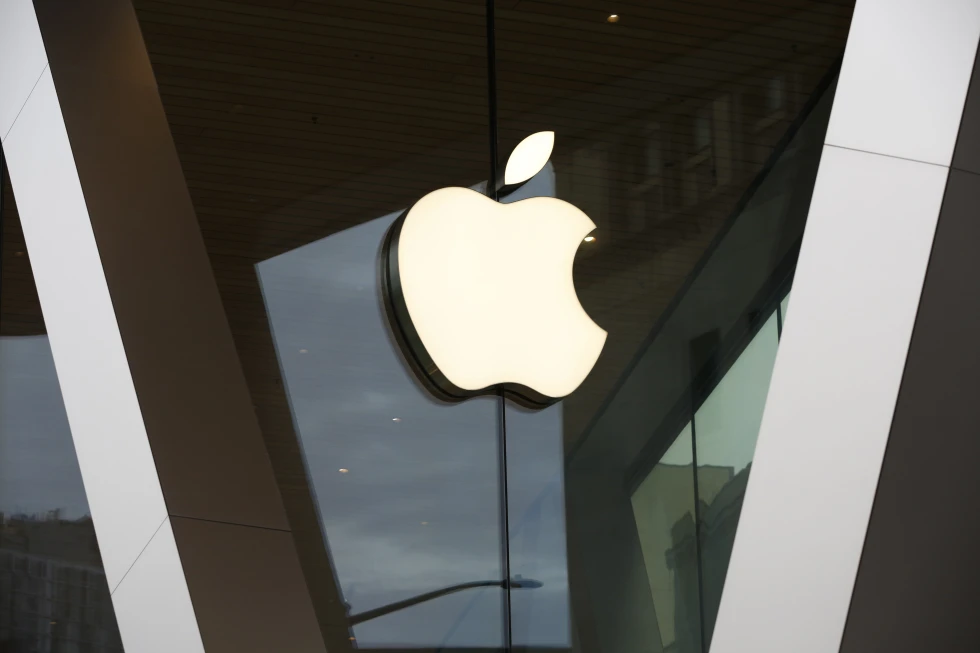 Apple lansează o nouă gamă de iPhone-uri în contextul unui război comercial global și al tarifelor impuse de administrația Trump