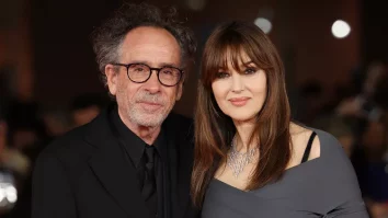 Tim Burton și Monica Bellucci anunță că s-au despărțit „cu mult respect și grijă” după o relație de 2 ani