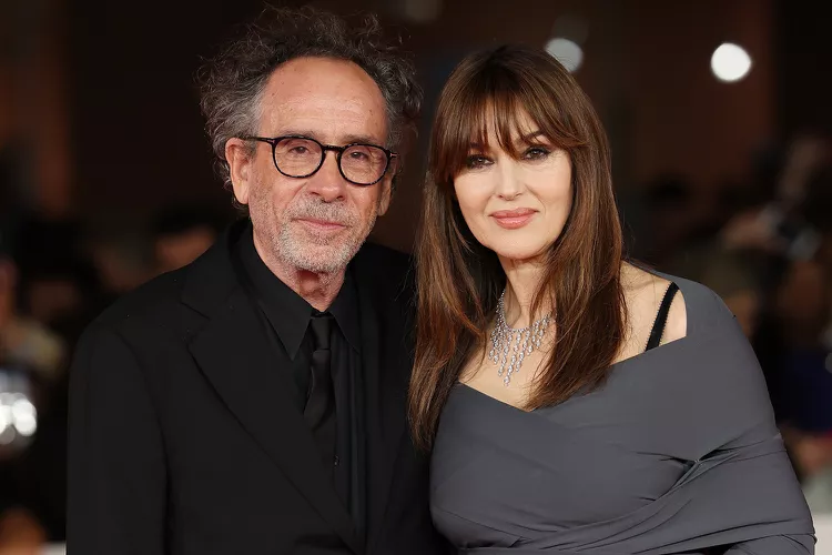 Tim Burton și Monica Bellucci anunță că s-au despărțit „cu mult respect și grijă” după o relație de 2 ani