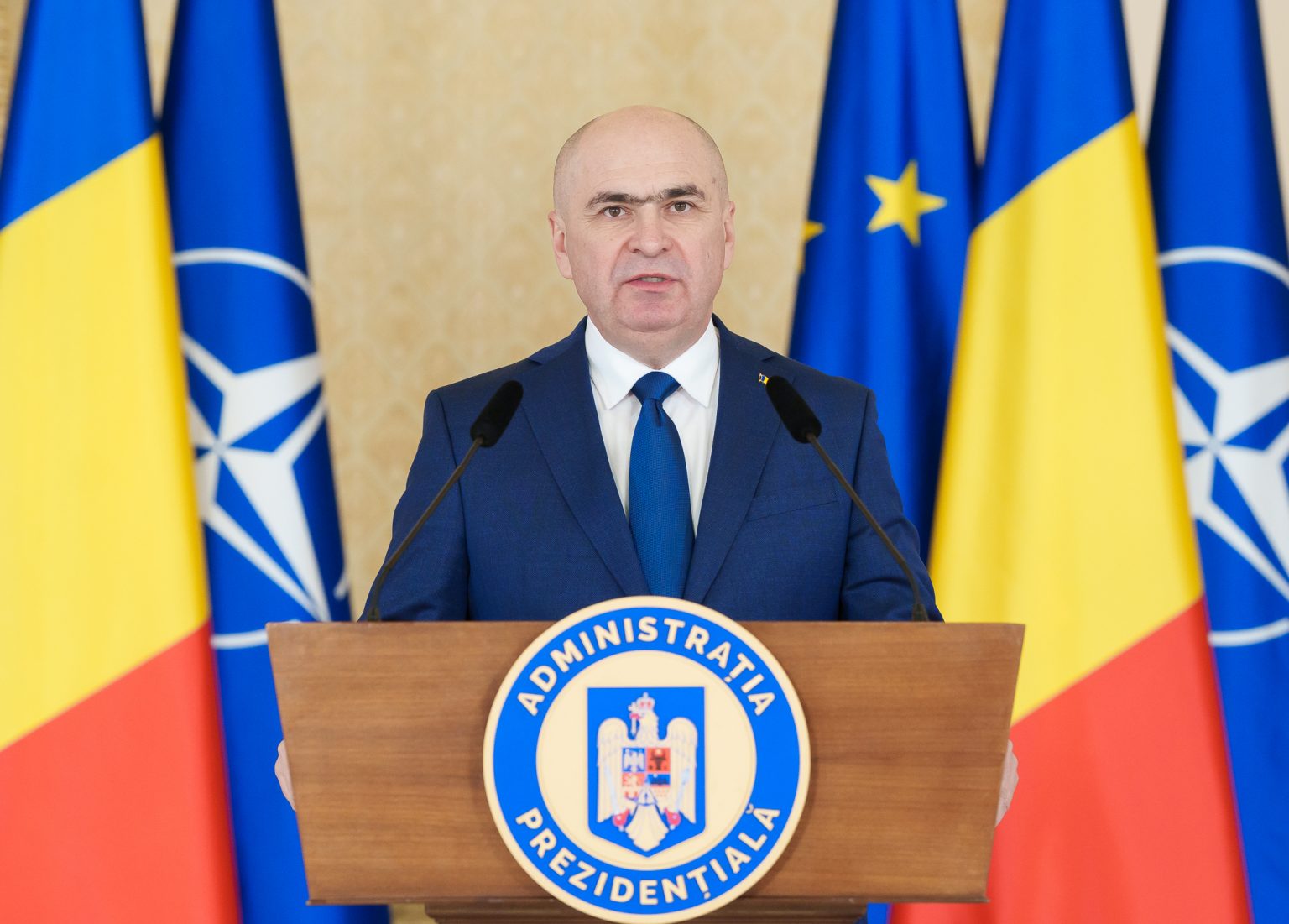 Guvernul Bolojan își asumă răspunderea în Parlament pe pachetul 2 de reforme și măsuri. Cele cinci proiecte vizează pensiile de serviciu, companiile de stat și sănătatea