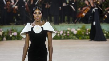 Naomi Campbell deschide prezentarea lui Richard Quinn la London Fashion Week. Supermodelul a defilat într-o rochie neagră de catifea