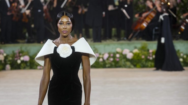 Naomi Campbell deschide prezentarea lui Richard Quinn la London Fashion Week. Supermodelul a defilat într-o rochie neagră de catifea