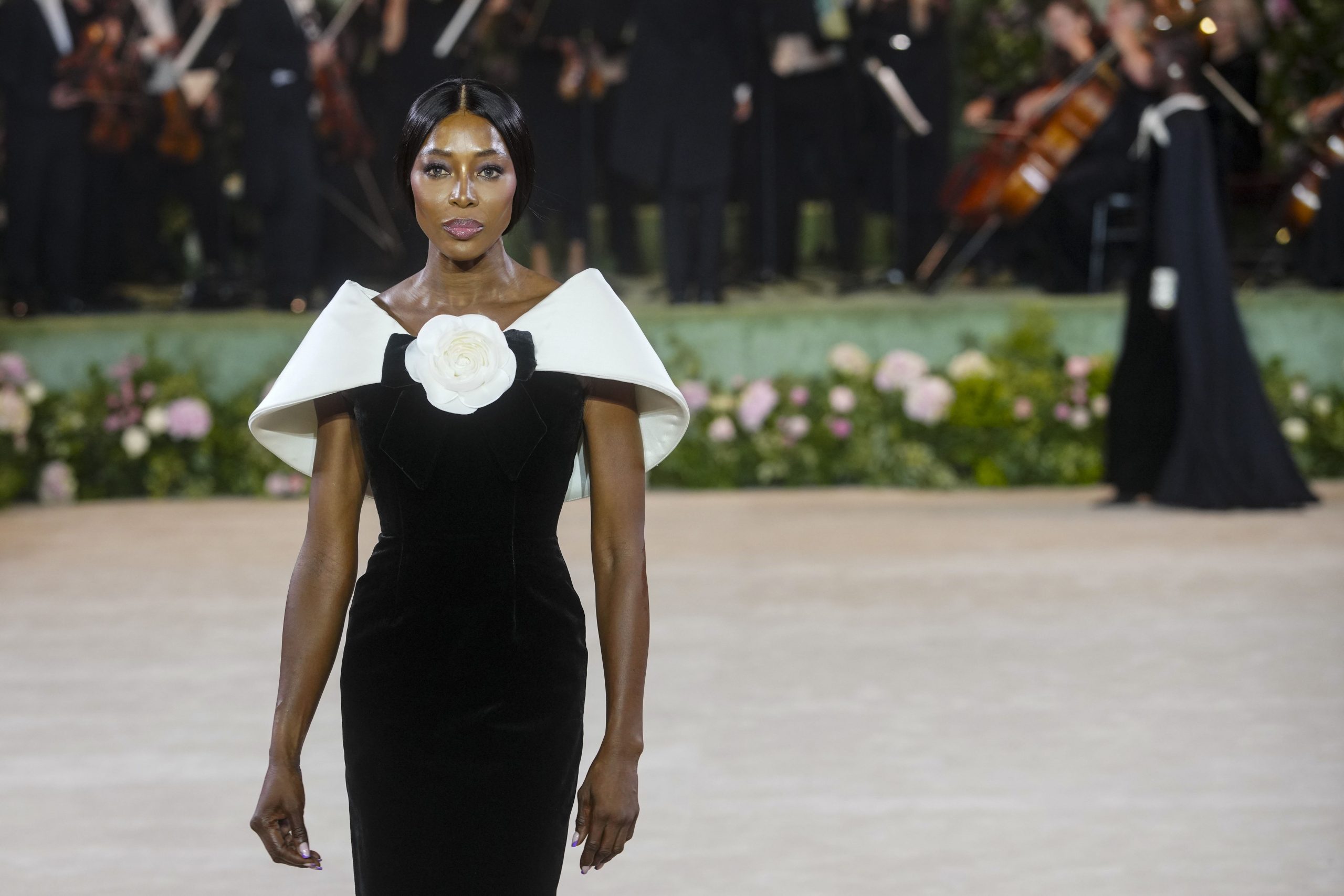 Naomi Campbell deschide prezentarea lui Richard Quinn la London Fashion Week. Supermodelul a defilat într-o rochie neagră de catifea