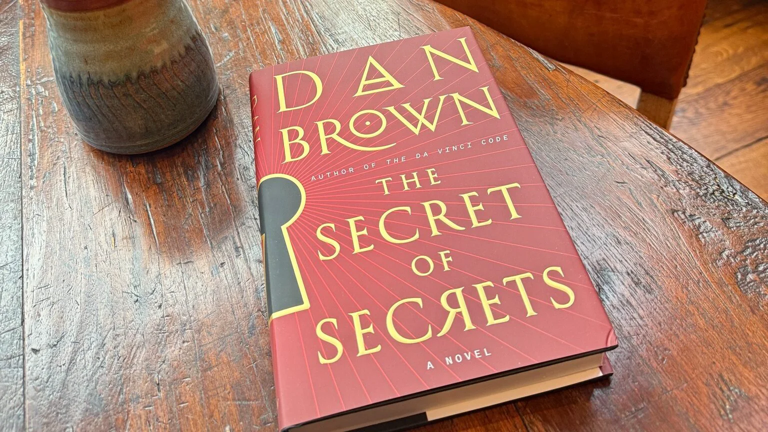 Ce cărți citești în toamna anului 2025? Dan Brown revine cu noul roman „Secretul Secretelor”, plin de mister și simboluri