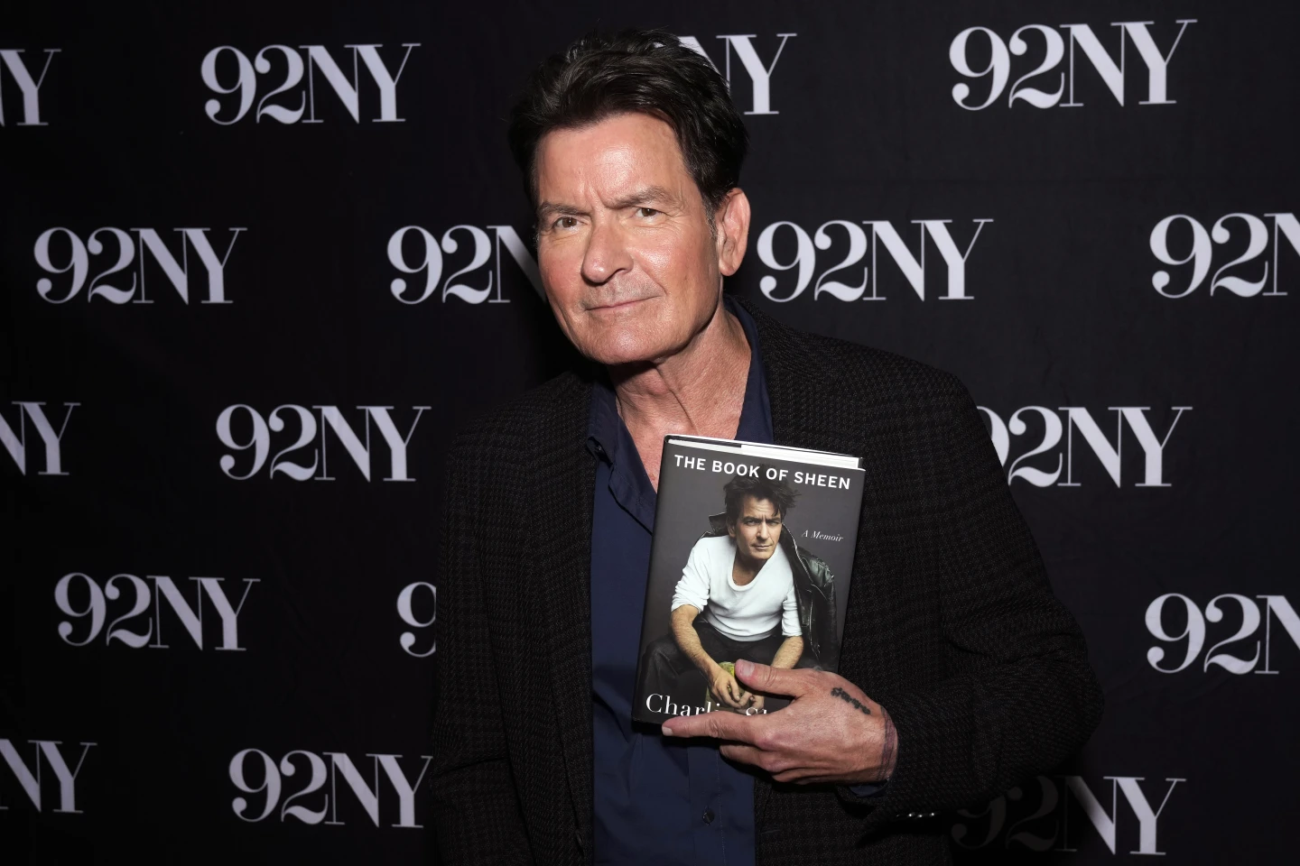 Charlie Sheen vorbește despre lupta cu dependența de droguri și alcool înainte de lansarea memoriilor sale, „Cartea lui Sheen”