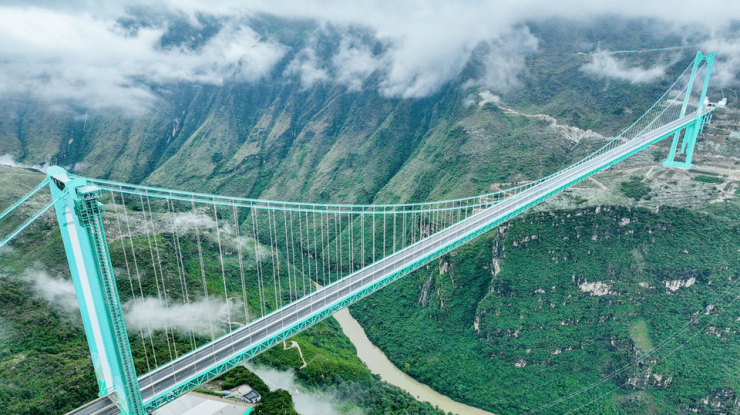 Cel mai înalt pod din lume, Podul Huajiang Marele Canion, a fost deschis în China. Are o înălțime de 625m deasupra unui râu și defileu