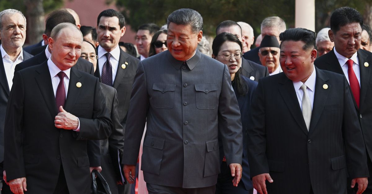 Xi Jinping a prezentat arsenalul Chinei, în cea mai mare paradă militară de la Beijing. Președintele i-a avut alături pe Putin și Kim Jong Un