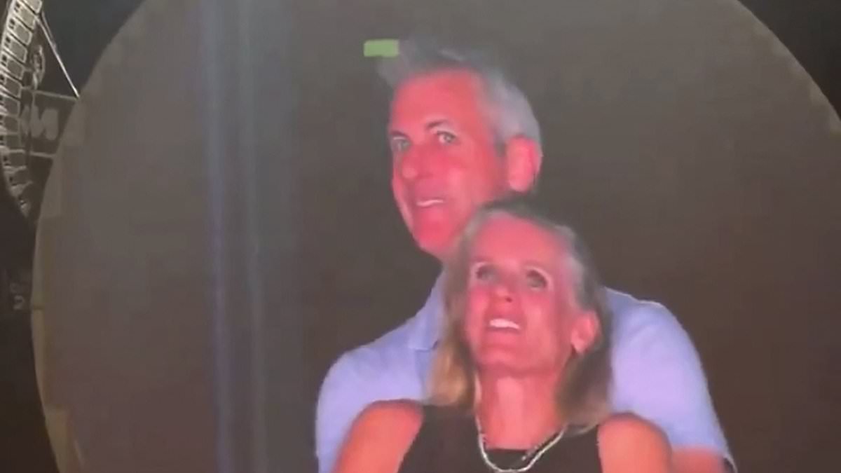 Apar detalii noi după scandalul verii de la concertul Coldplay. Soțul șefei de la HR spune că erau deja separați în momentul filmării