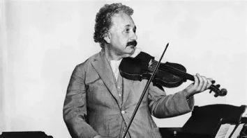 Prima vioară deținută de Albert Einstein este scoasă la licitație pentru suma de 345.000 de euro la casa Dominic Winter