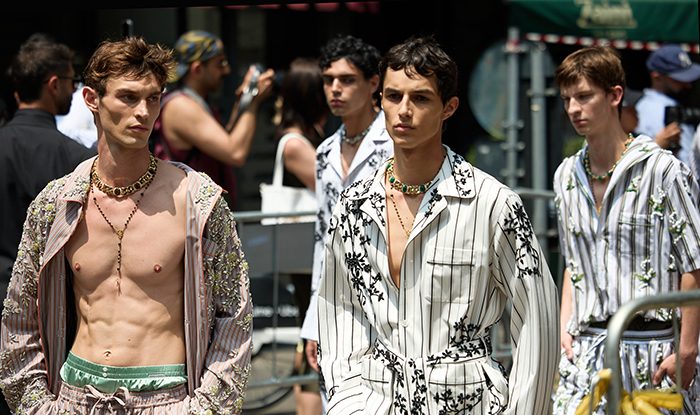 Dolce & Gabbana prezintă colecția Spring/Summer 2026 la Milano. Casa de modă merge pe direcția „Pyjama Boys”