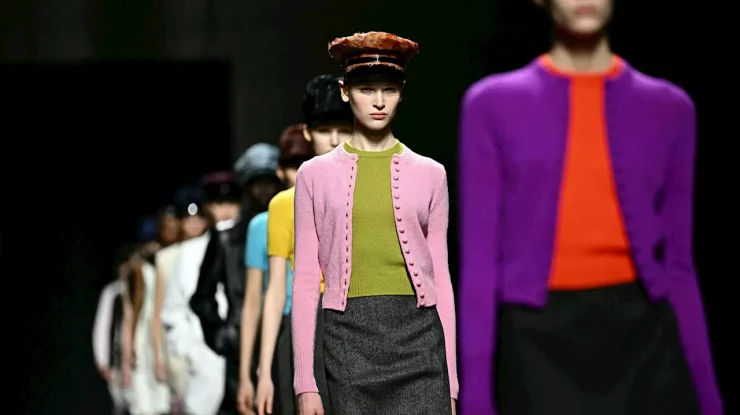 Săptămâna Modei de la Milano continuă și astăzi. Versace va încheia ziua cu prezentarea noii colecții primăvară-vară 2026