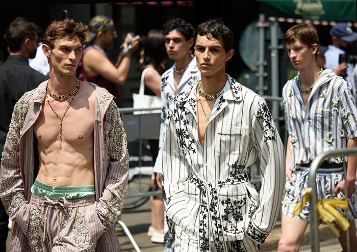 Dolce & Gabbana prezintă colecția Spring/Summer 2026 la Milano. Casa de modă merge pe direcția „Pyjama Boys”
