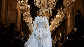 A început Paris Fashion Week. Victor Weinsanto deschide show-ul cu ținute în culori vibrante