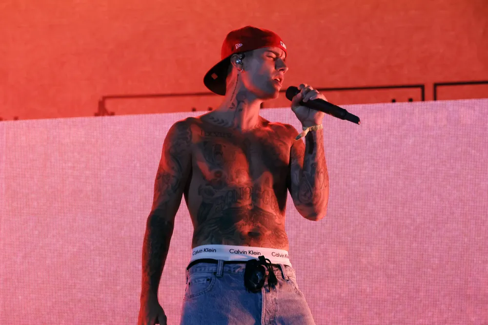 Justin Bieber a lansat un nou album, numit „Swag II”. Fanii pot asculta 23 de piese noi