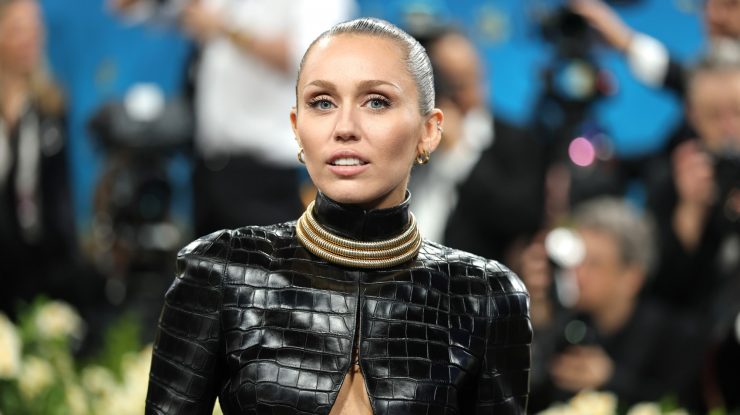 Miley Cyrus a lansat noul său single, intitulat „Secrets”. Piesa este o „ofrandă de pace”pentru tatăl său, Billy Ray Cyrus