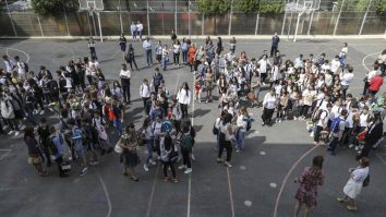 Parlamentarii AUR vor ca orele să înceapă cu imnul național. După asta, elevii vor spune „Tatăl nostru”