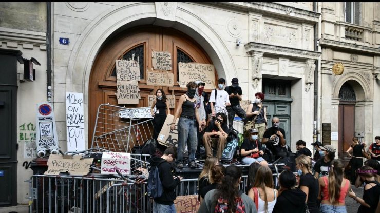 FOTO. Franța se confruntă miercuri cu o amplă zi de proteste și perturbări, organizate de mișcarea „Blocăm Tot”