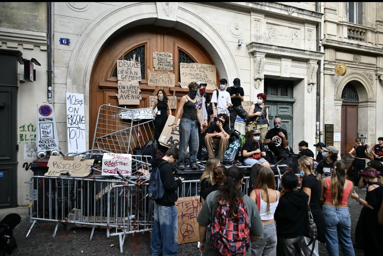 FOTO. Franța se confruntă miercuri cu o amplă zi de proteste și perturbări, organizate de mișcarea „Blocăm Tot”
