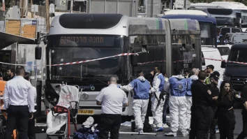 Un atac armat în Ierusalim a cauzat moartea a cel puțin cinci persoane și rănirea altora. Atacatorii au fost neutralizați de un ofițer și un civil