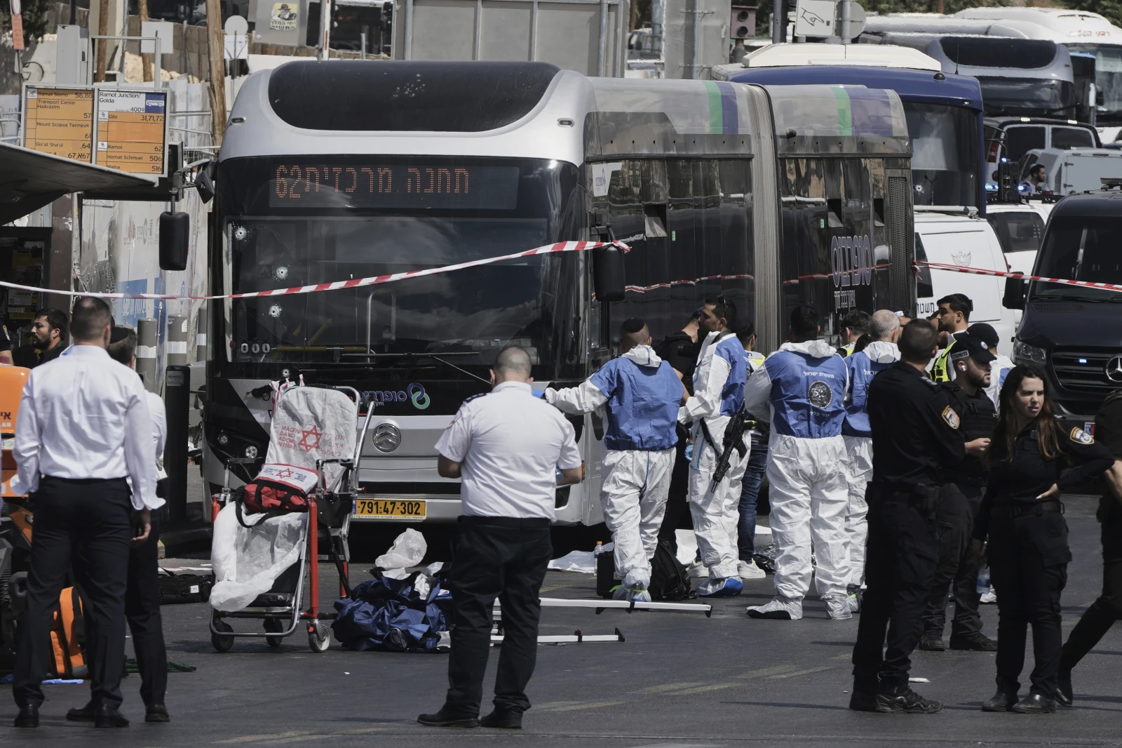 Un atac armat în Ierusalim a cauzat moartea a cel puțin cinci persoane și rănirea altora. Atacatorii au fost neutralizați de un ofițer și un civil