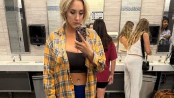 O creatoare de conținut OnlyFans a fost hărțuită de o însoțitoare de bord: „Nu știam că liniile aeriene interzic să porți ținute sport dacă ai sâni mari”