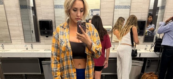 O creatoare de conținut OnlyFans a fost hărțuită de o însoțitoare de bord: „Nu știam că liniile aeriene interzic să porți ținute sport dacă ai sâni mari”
