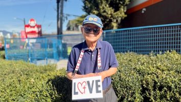 Un bărbat de 88 ani poartă la gât o pancartă cu cuvântul „LOVE”. John Shin este din Vancouver și face asta zilnic