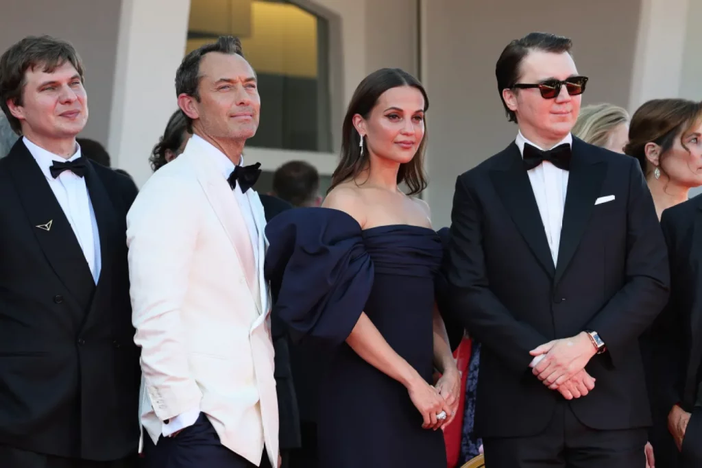 „Vrăjitorul Kremlinului”, un thriller cu Jude Law în rolul lui Vladimir Putin, a fost primit cu ovații de 10 minute la Festivalul de Film de la Veneția