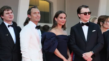 „Vrăjitorul Kremlinului”, un thriller cu Jude Law în rolul lui Vladimir Putin, a fost primit cu ovații de 10 minute la Festivalul de Film de la Veneția