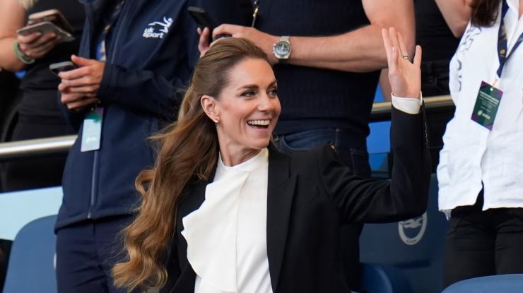 Kate Middleton a fost prezentă la meciul de rugby feminin dintre Anglia și Australia. Prințesa de Wales și-a afișat noul look