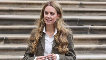 Kate Middleton a stârnit controverse cu noul păr blond într-o vizita alături de Prințul William. Criticii susțin că Prințesa ar purta perucă