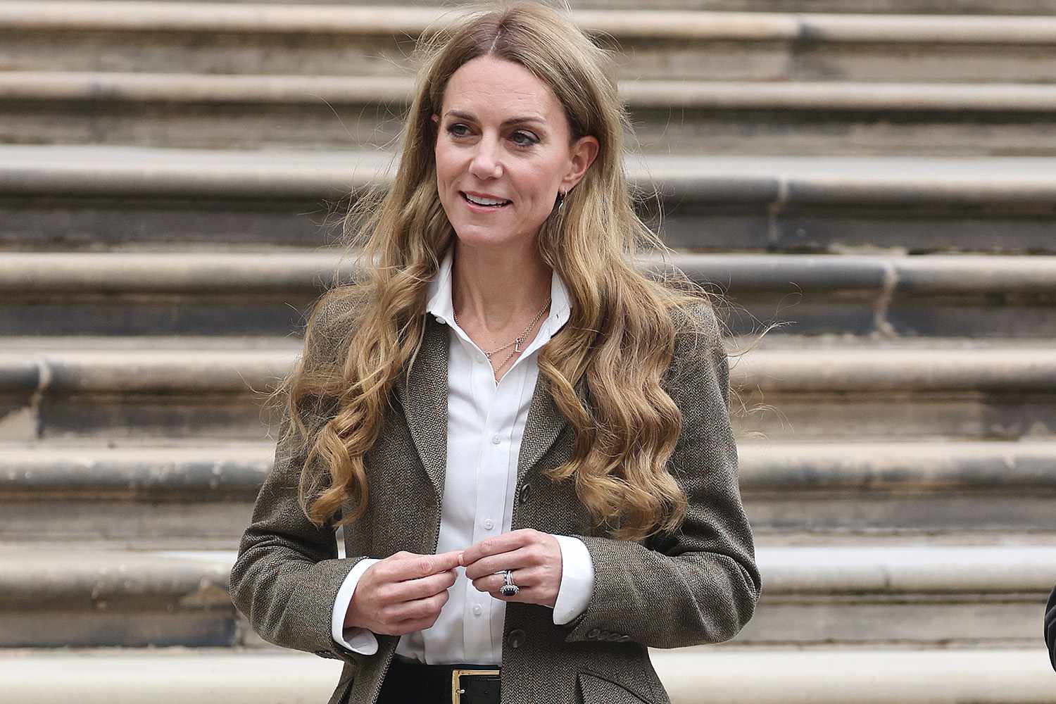 Kate Middleton a stârnit controverse cu noul păr blond într-o vizita alături de Prințul William. Criticii susțin că Prințesa ar purta perucă