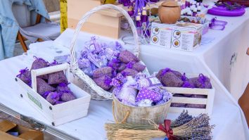 Lavanda Fest te așteaptă în Parcul I.O.R. până mâine seară. Ai parte de produse artizanale, arome de lavandă și relaxare pe Aleea Al. I. Cuza