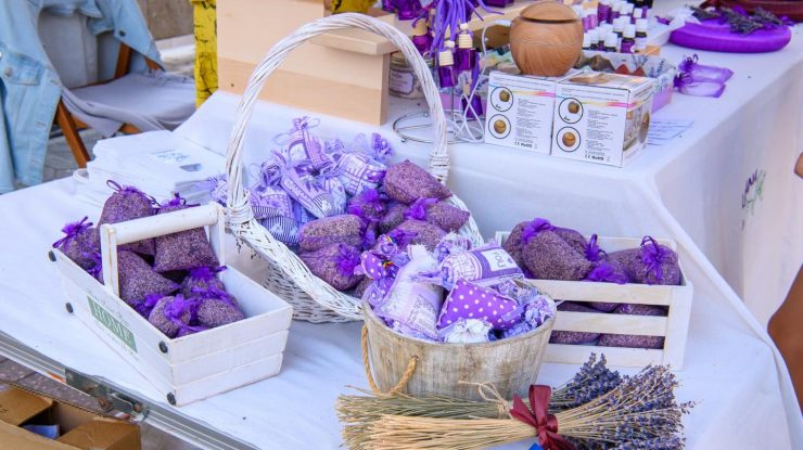Lavanda Fest te așteaptă în Parcul I.O.R. până mâine seară. Ai parte de produse artizanale, arome de lavandă și relaxare pe Aleea Al. I. Cuza