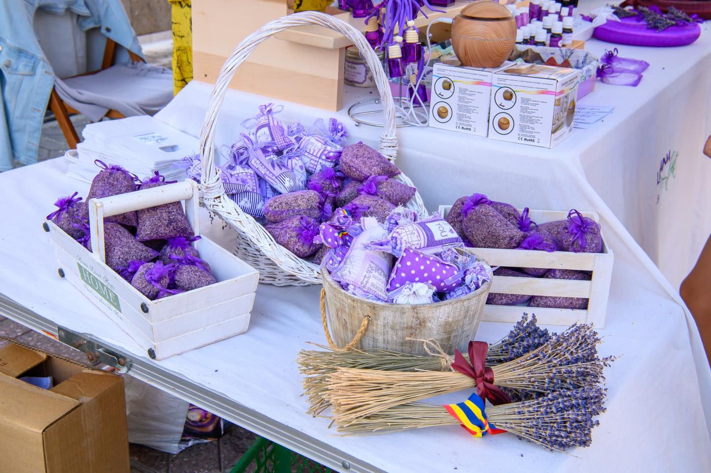 Lavanda Fest te așteaptă în Parcul I.O.R. până mâine seară. Ai parte de produse artizanale, arome de lavandă și relaxare pe Aleea Al. I. Cuza