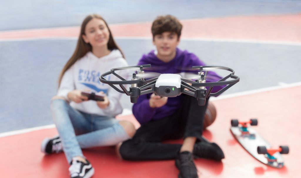 Lituania deschide școli de drone pentru copii de la 10 ani. Elevii învață să le asambleze, programeze și să le piloteze