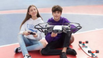 Lituania deschide școli de drone pentru copii de la 10 ani. Elevii învață să le asambleze, programeze și să le piloteze