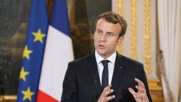Macron pregătește populația pentru război. Cetățenii francezi primesc începand de luna aceasta un „manual de supraviețuire”