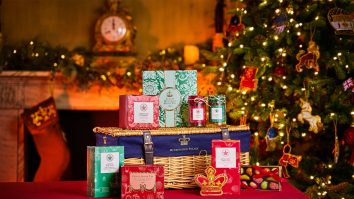 Palatul Buckingham îți deschide ușile. Familia Regală Britanică lansează primul magazin pop-up de Crăciun, chiar în curtea palatului