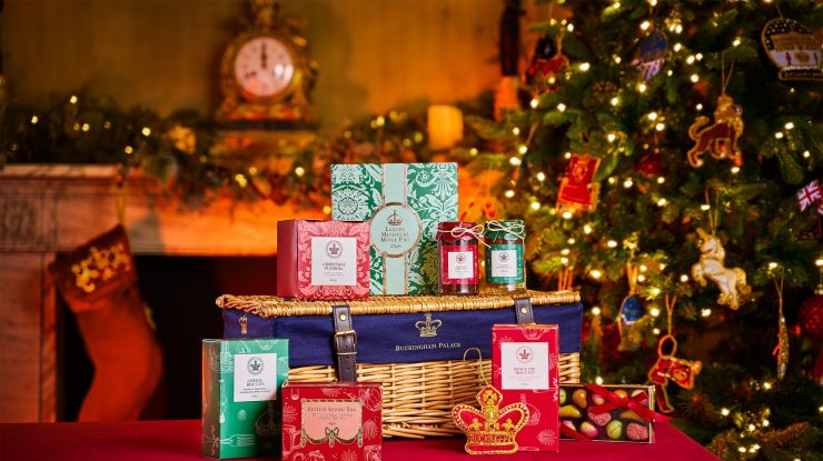 Palatul Buckingham îți deschide ușile. Familia Regală Britanică lansează primul magazin pop-up de Crăciun, chiar în curtea palatului