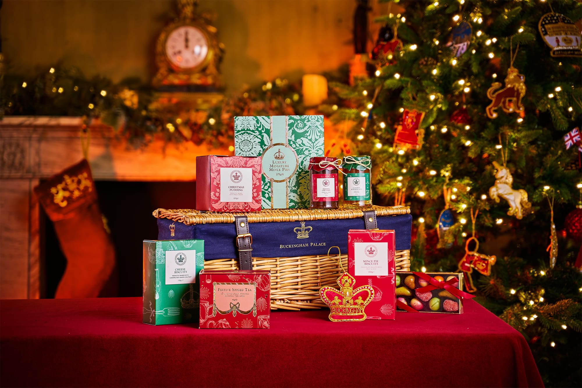 Palatul Buckingham îți deschide ușile. Familia Regală Britanică lansează primul magazin pop-up de Crăciun, chiar în curtea palatului
