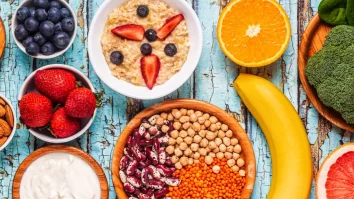 STUDIU. Săritul peste prima masă a zilei și cinatul târziu cresc riscul de osteoporoză și fracturi osoase. Ce recomandă specialiștii