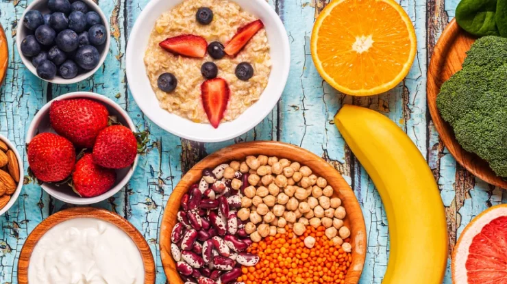 STUDIU. Săritul peste prima masă a zilei și cinatul târziu cresc riscul de osteoporoză și fracturi osoase. Ce recomandă specialiștii