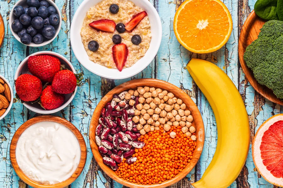 STUDIU. Săritul peste prima masă a zilei și cinatul târziu cresc riscul de osteoporoză și fracturi osoase. Ce recomandă specialiștii